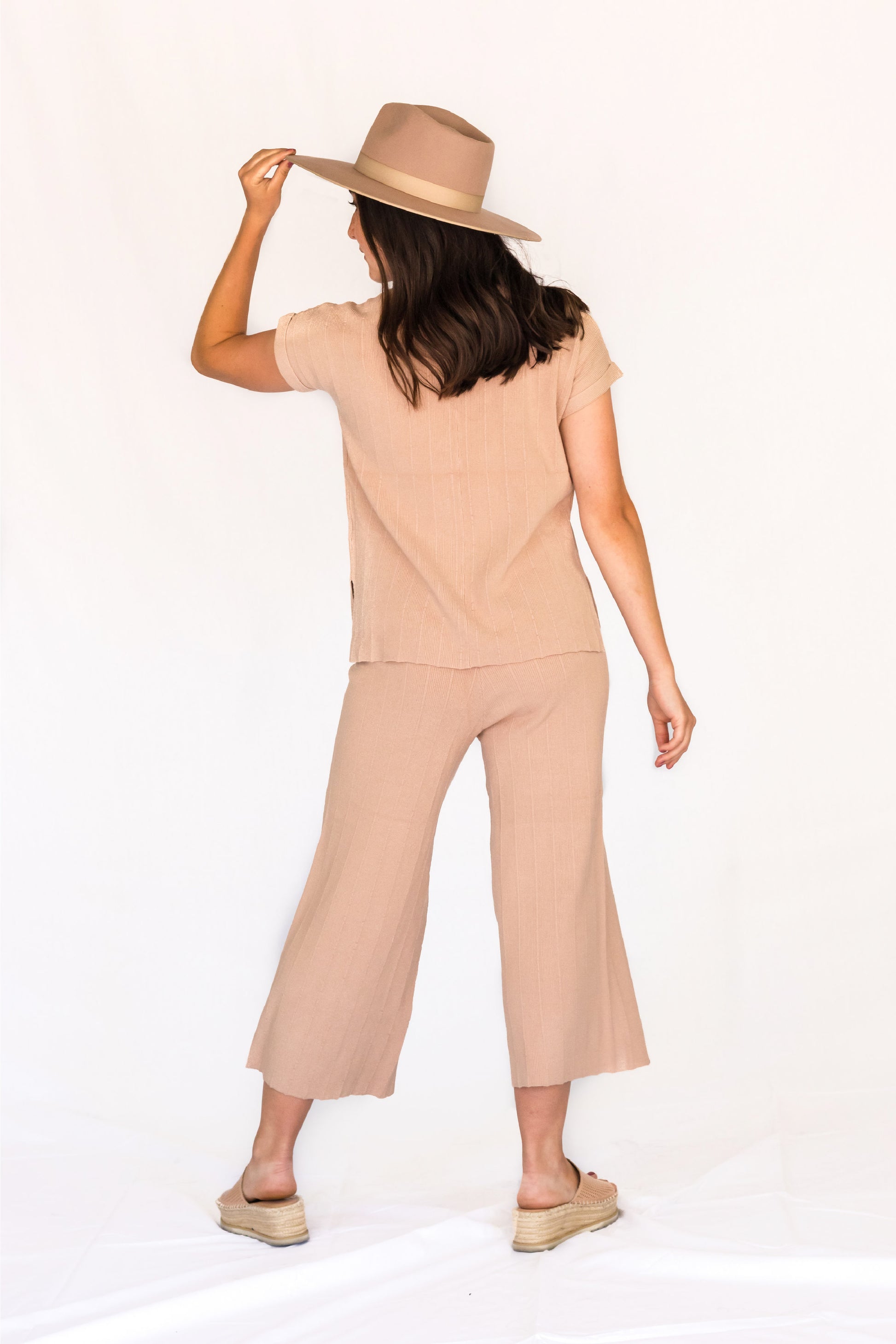 These soft sweater fabric crop pants are lightweight and oh so cozy for fall. Features a stretch waistband and a functional waist tie. 52% Rayon, 29% Polyester, 19% Nylon.